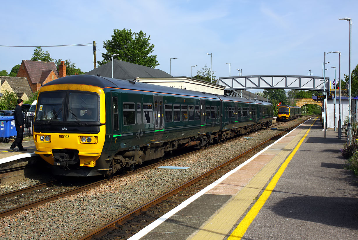 165108 & 165106 Moreton-in-Marsh 18 May 2018