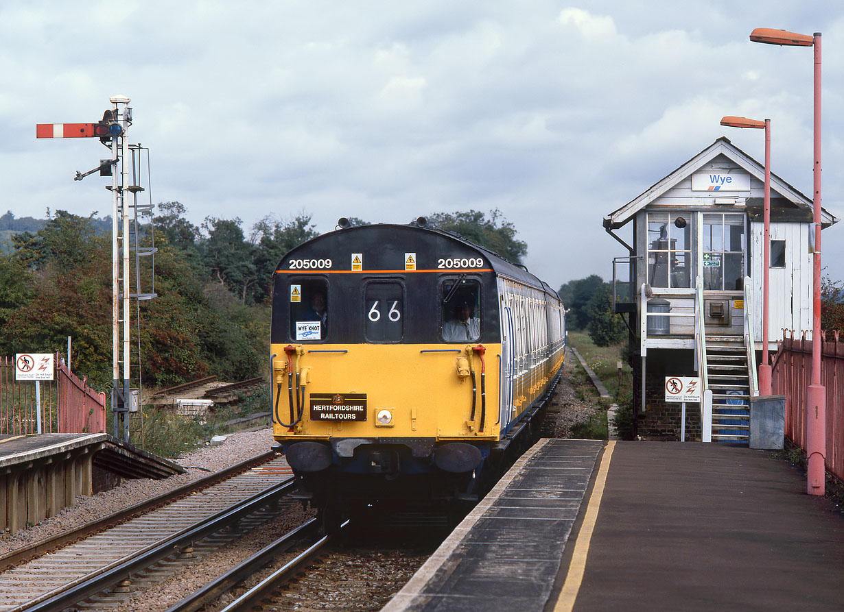 205009 & 205028 Wye 10 October 1998