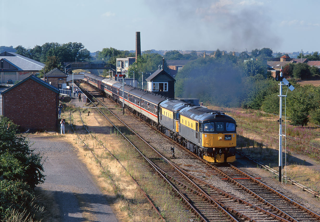 33057 & 33019 Moreton-in-Marsh 29 July 1995