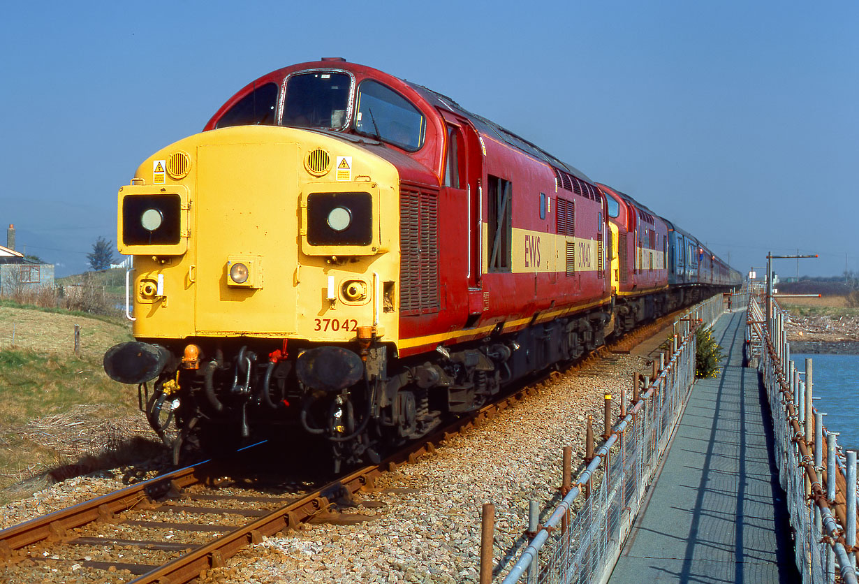 37042 & 37114 Ynyslas 22 March 2003