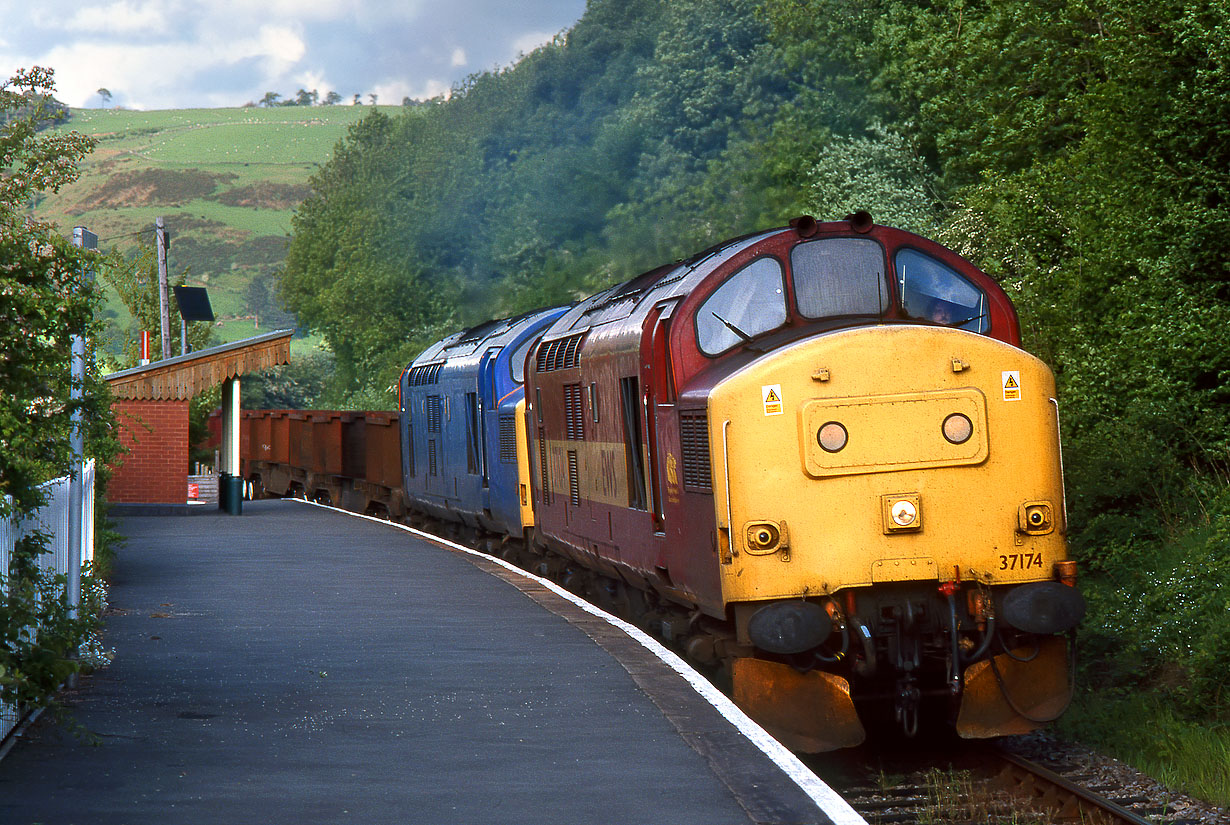 37174 & 37375 Knucklas 28 May 2000