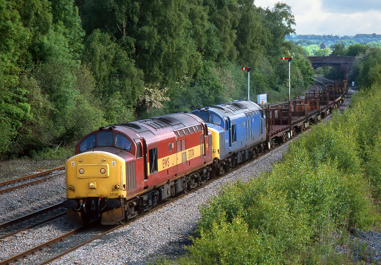 37174 & 37375 Woofferton 28 May 2000