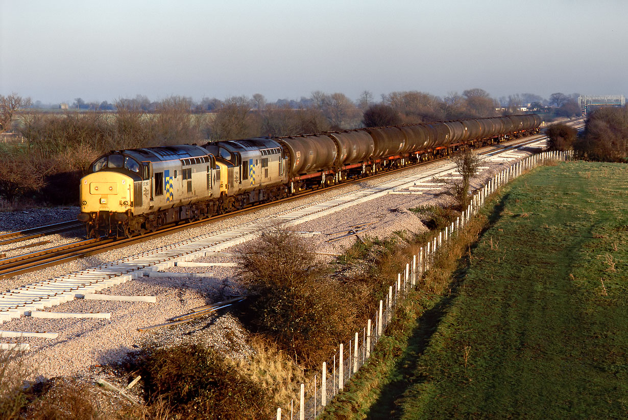 37280 & 37668 Denchworth (Circourt Bridge) 21 December 1992