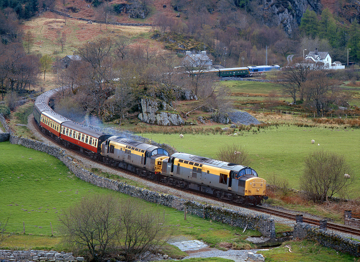 37377 & 37098 Roman Bridge 18 April 1998