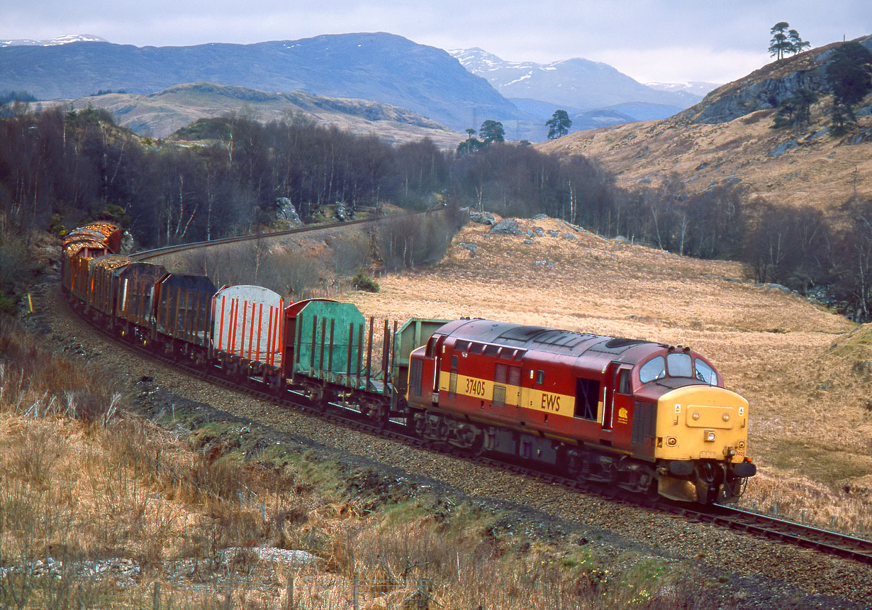 37405 Glen Falloch 10 April 2000