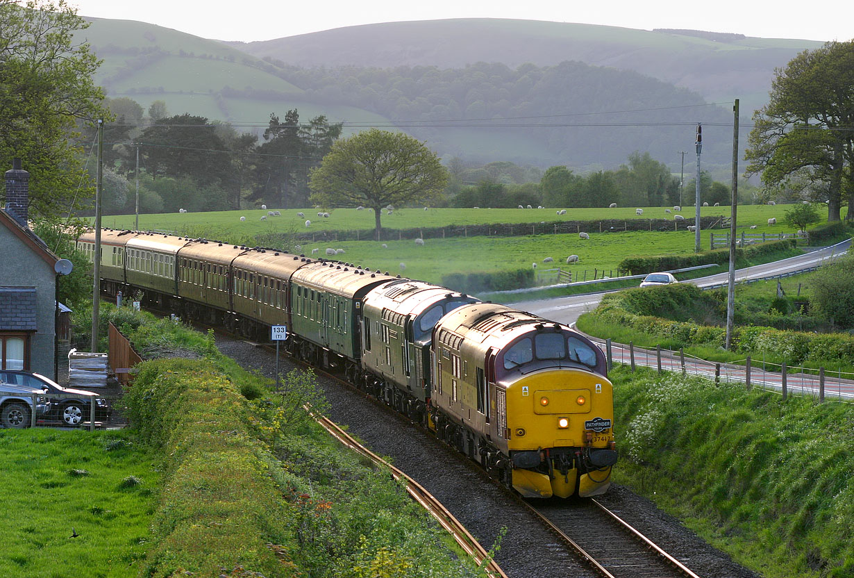 37417 & 37411 Carno 20 May 2006