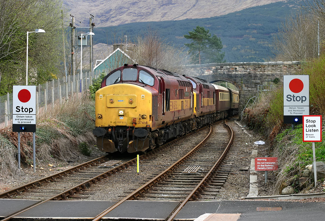 37418 & 37421 Taynuilt 11 April 2004