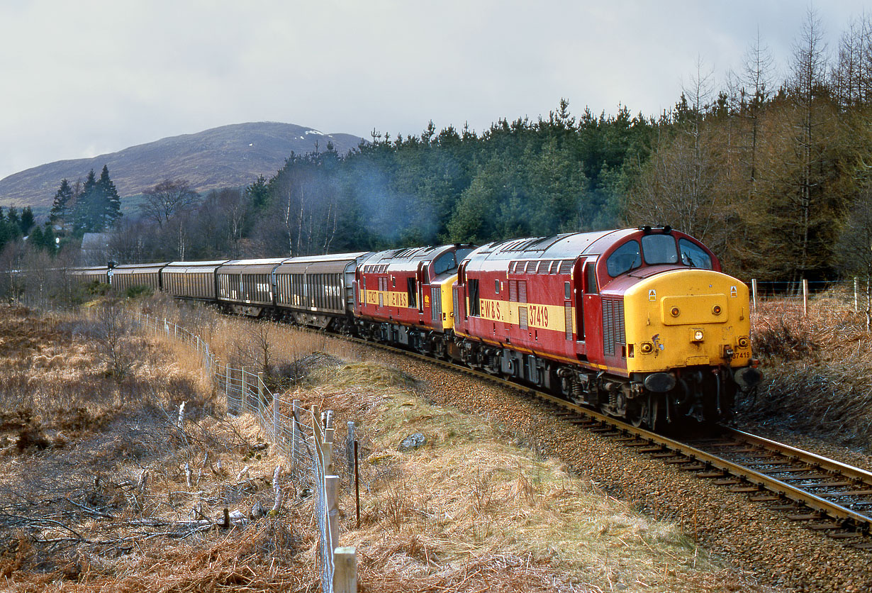 37419 & 37427 Tulloch 11 April 2000