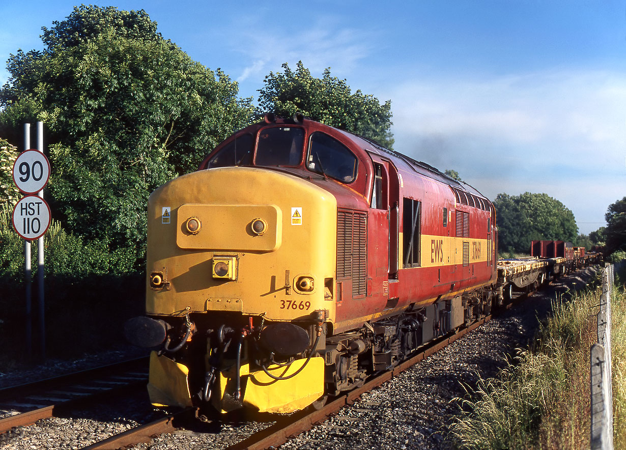 37669 Tackley 14 June 2004