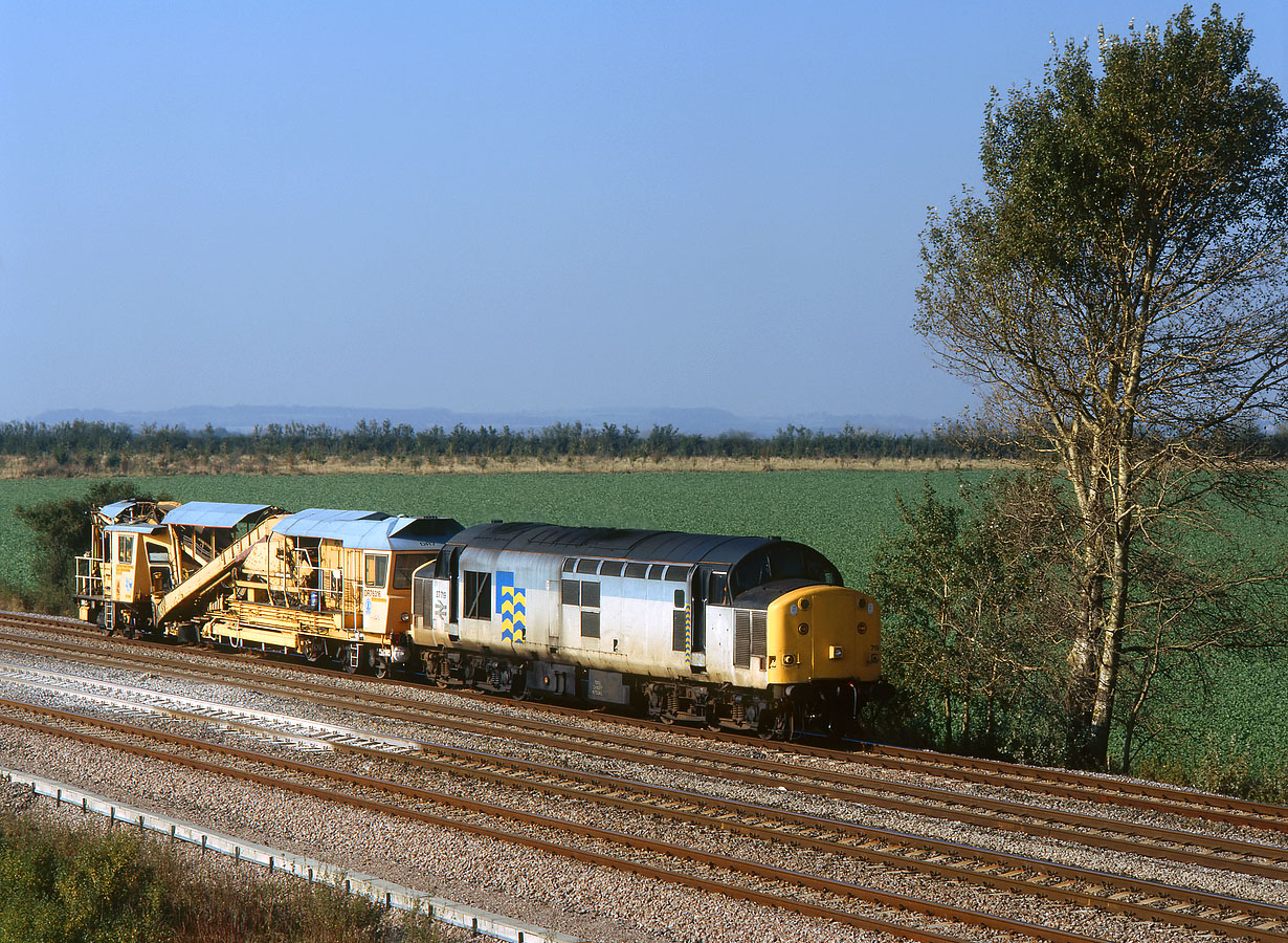 37719 & DR76316 Denchworth (Circourt Bridge) 22 October 1997