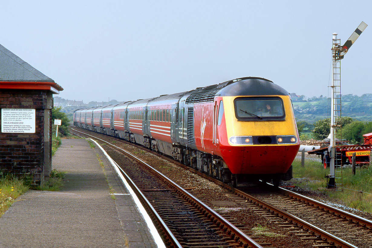 43121 Ty Croes 13 May 2000