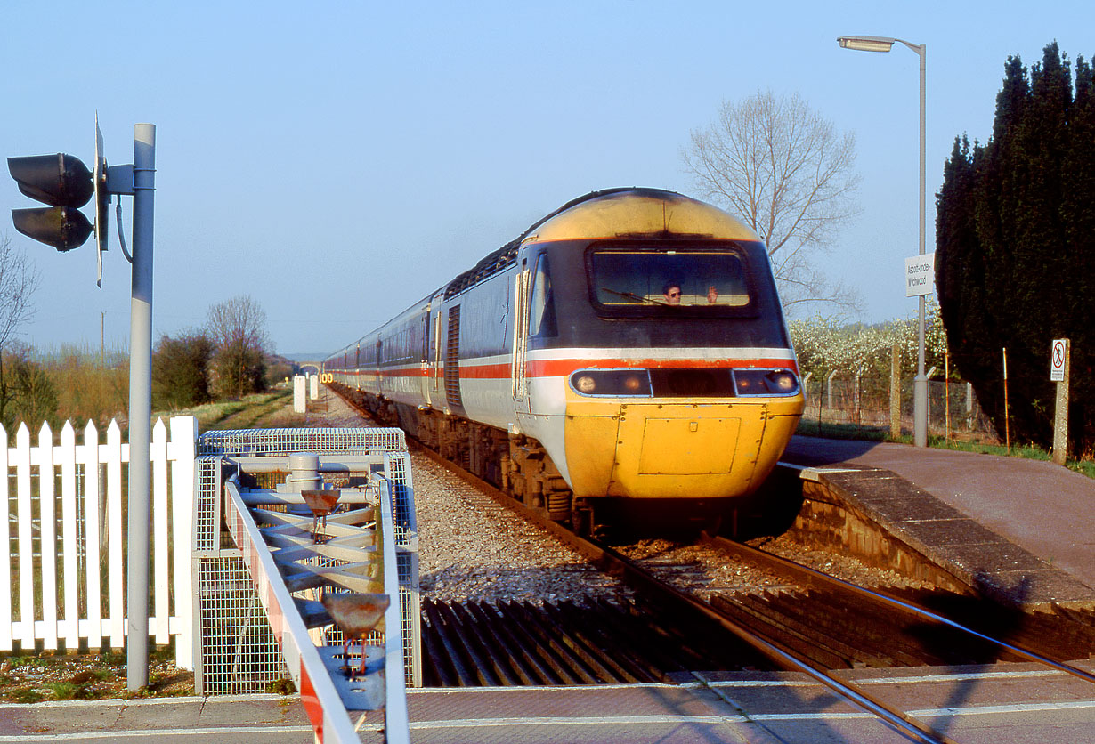 43127 Ascott-under-Wychwood 11 April 1995