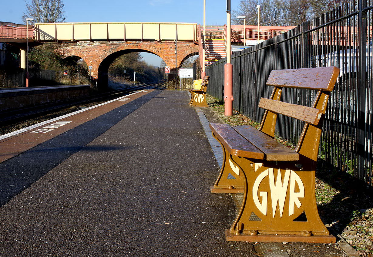 Charlbury Station Seats 30 November 2016