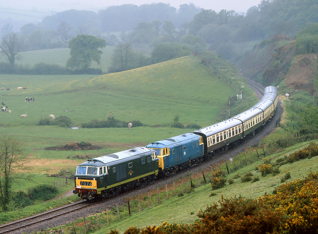 D7076 & 7017 Roebuck Farm 17 May 1997