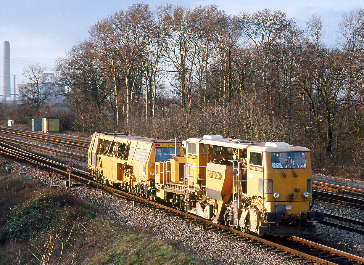 DR77332 & DR73220 South Moreton (Didcot East) 18 February 1990