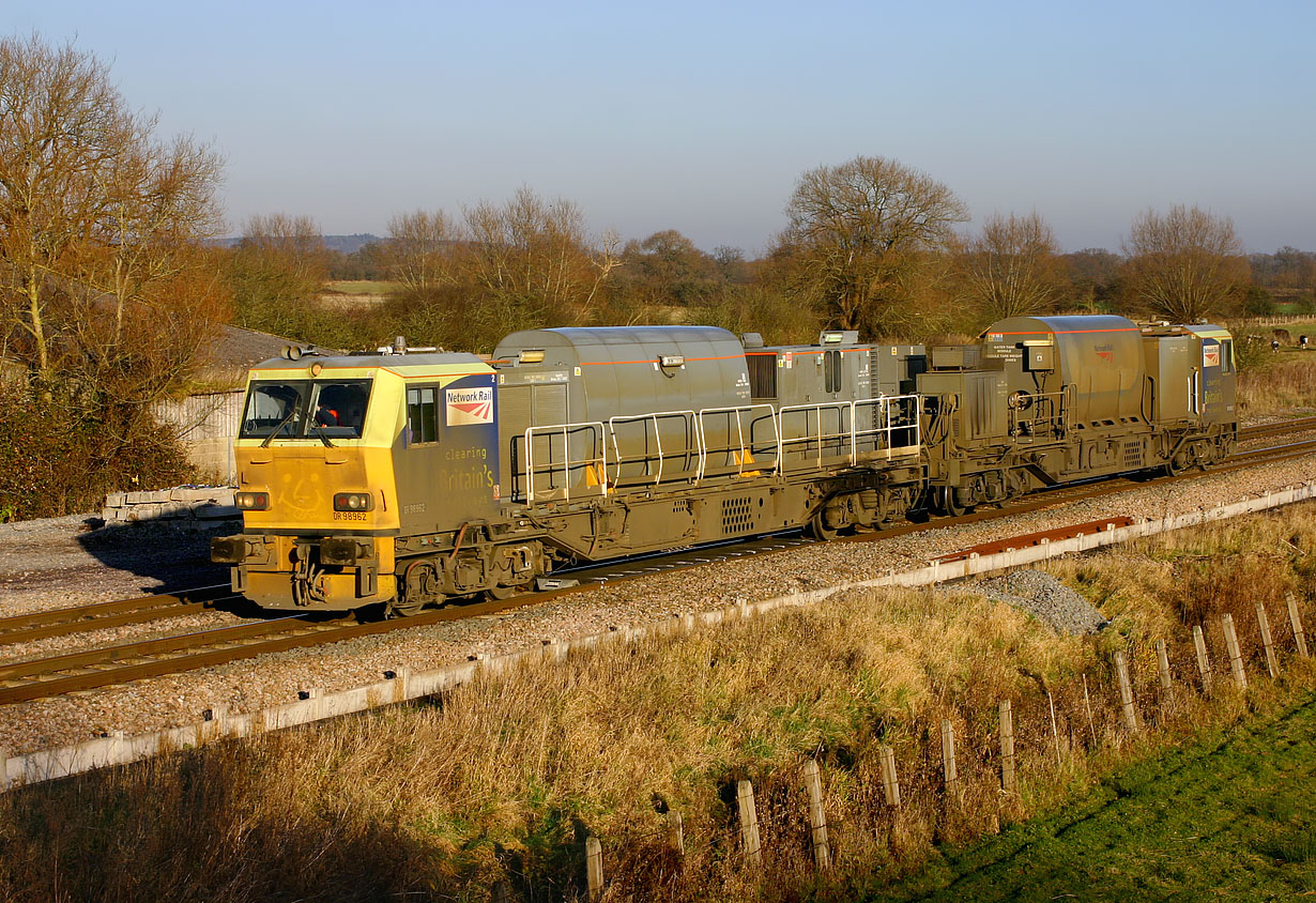 DR98962 & DR98912 Shrivenham (Ashbury Crossing) 3 December 2008