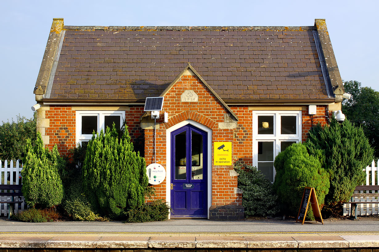 Pewsey Up Platform Waiting Room 23 August 2013